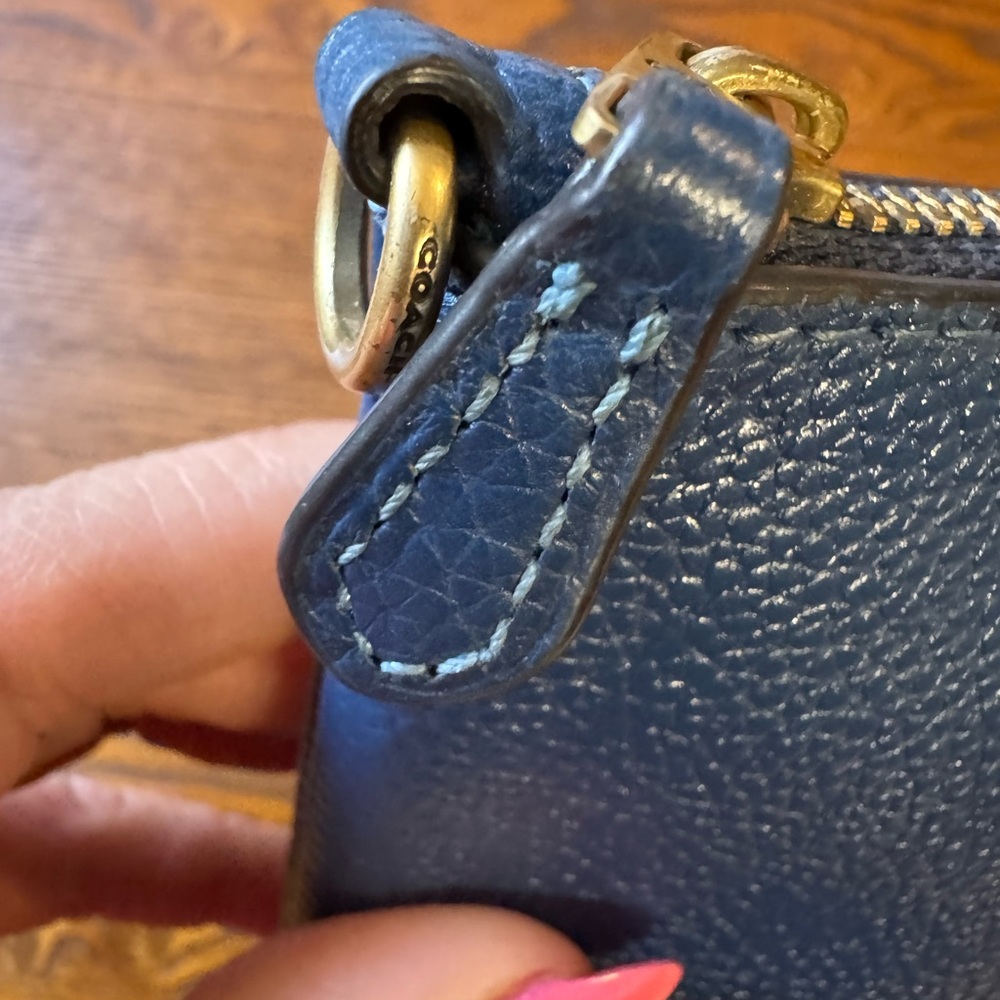 Coach Navy Leather Pouch Zip Clutch Gold Logo Minimalist Chic Travel wallet chic - Picture 6 of 8